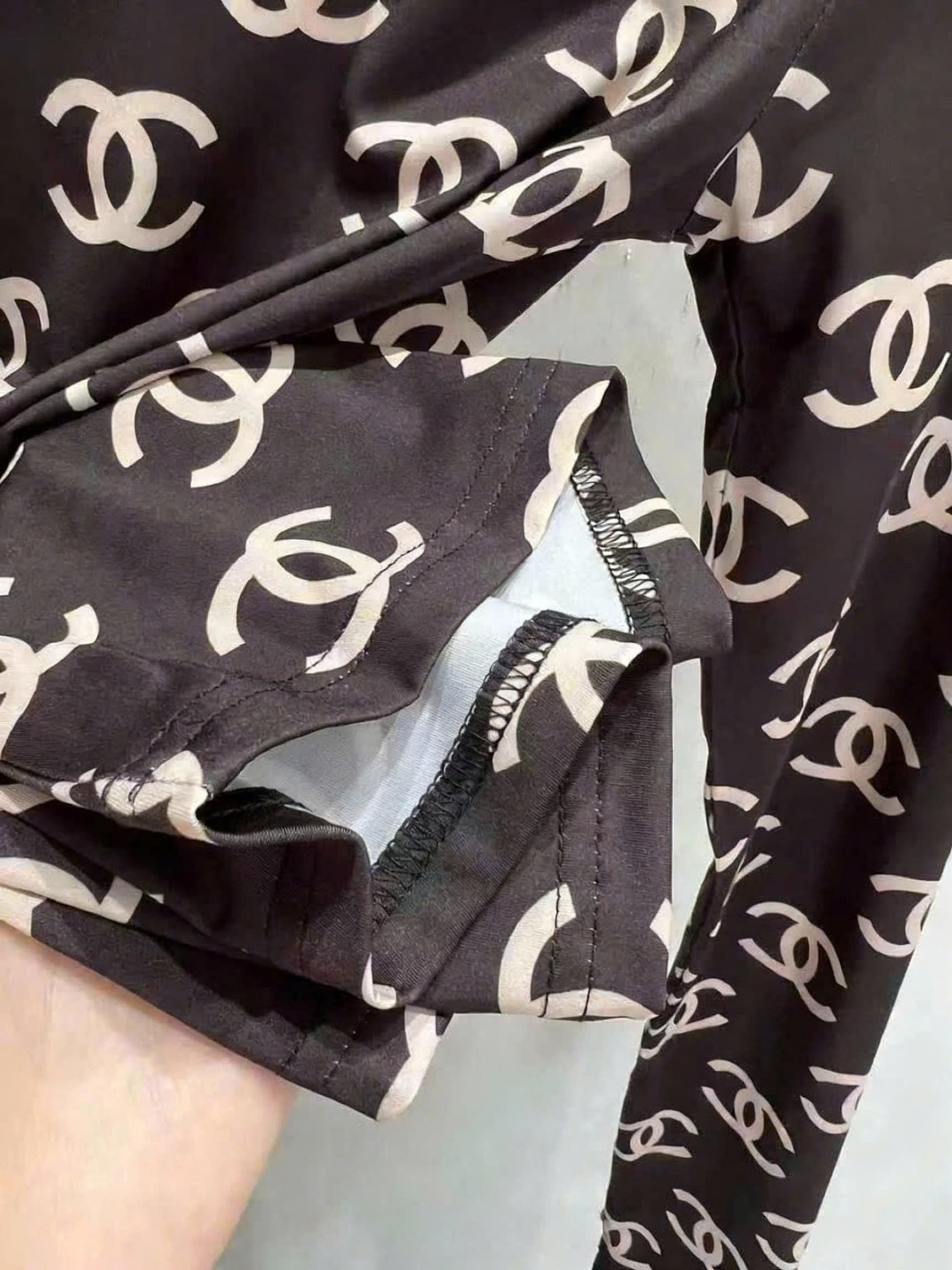 Áo thun nâu giữ nhiệt họa tiết hãng Chanel 1