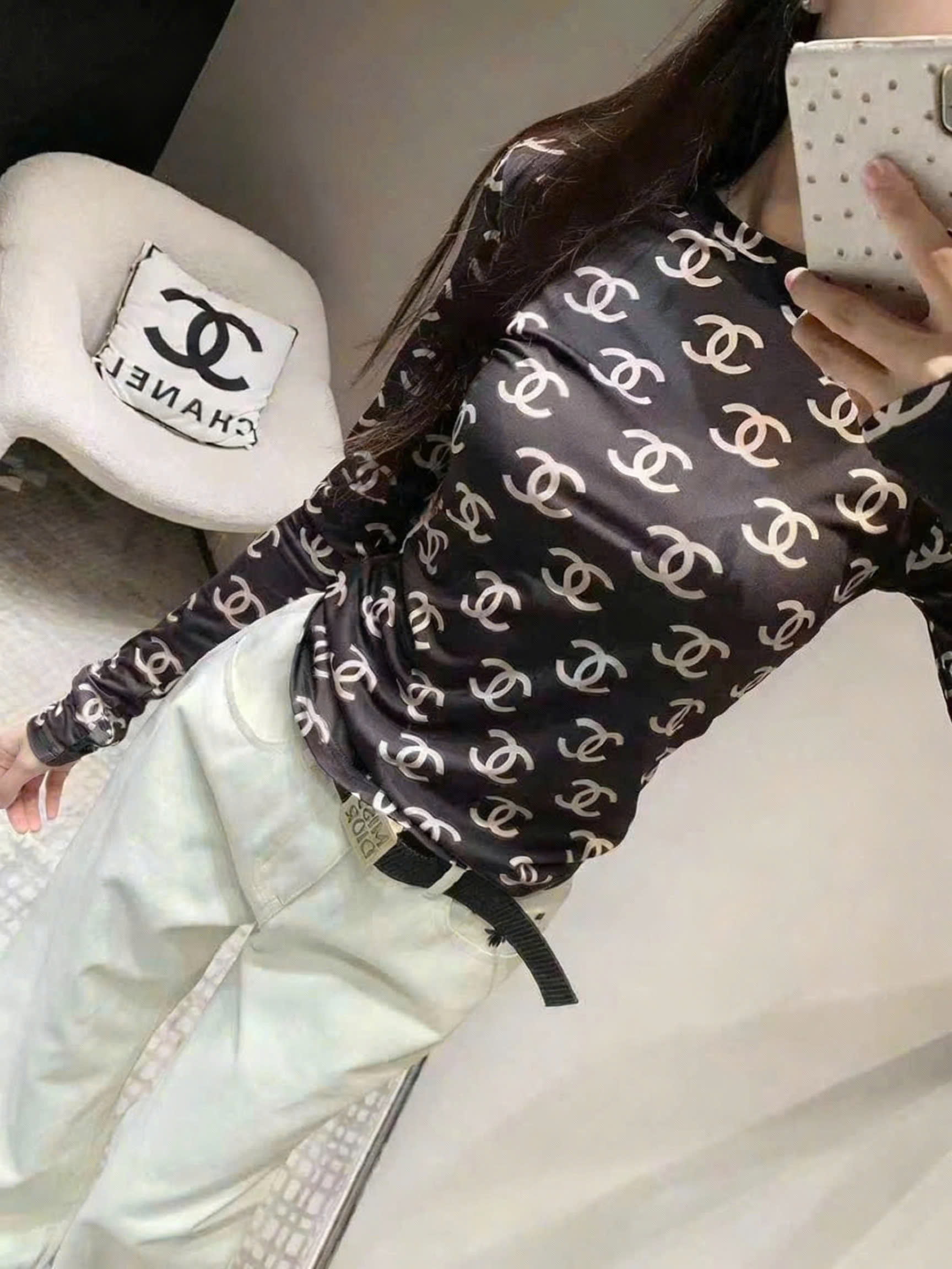 Áo thun nâu giữ nhiệt họa tiết hãng Chanel 2