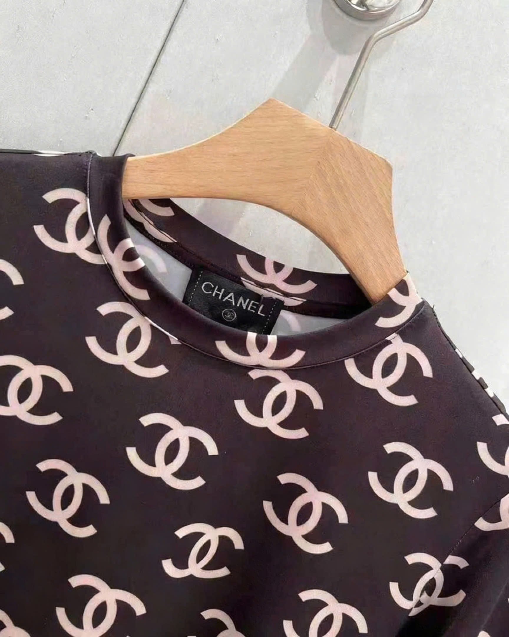 Áo thun nâu giữ nhiệt họa tiết hãng Chanel 4