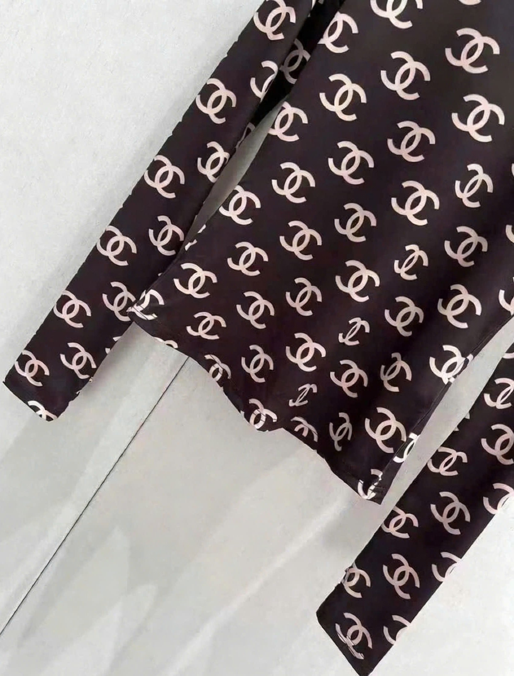 Áo thun nâu giữ nhiệt họa tiết hãng Chanel 6