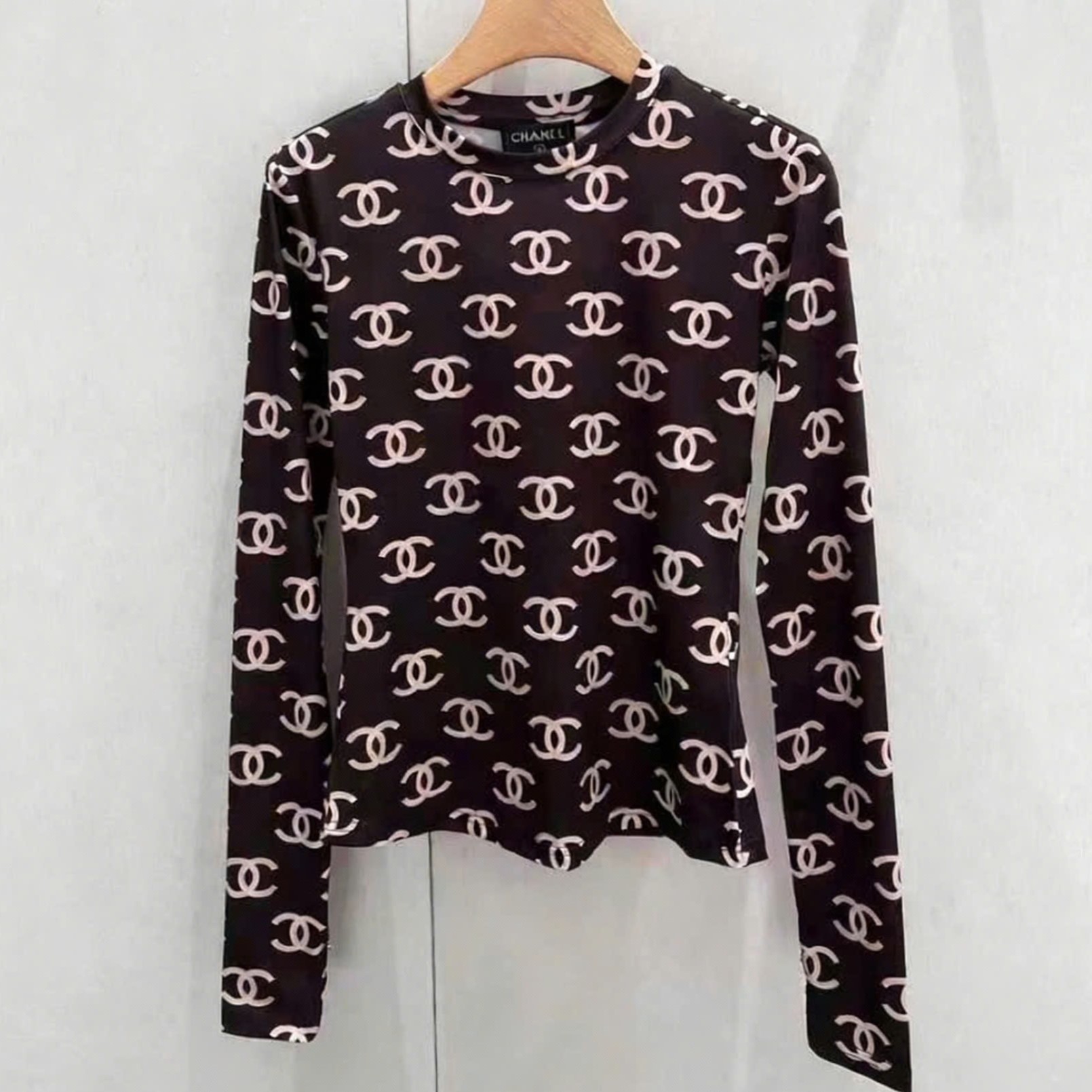 Áo thun nâu giữ nhiệt họa tiết hãng Chanel 7