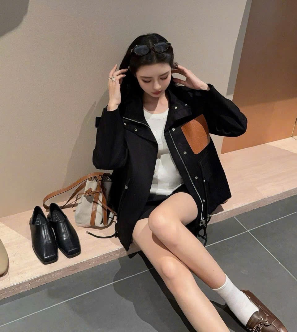 Áo khoác nữ vàng đen nhiều túi Loewe 2
