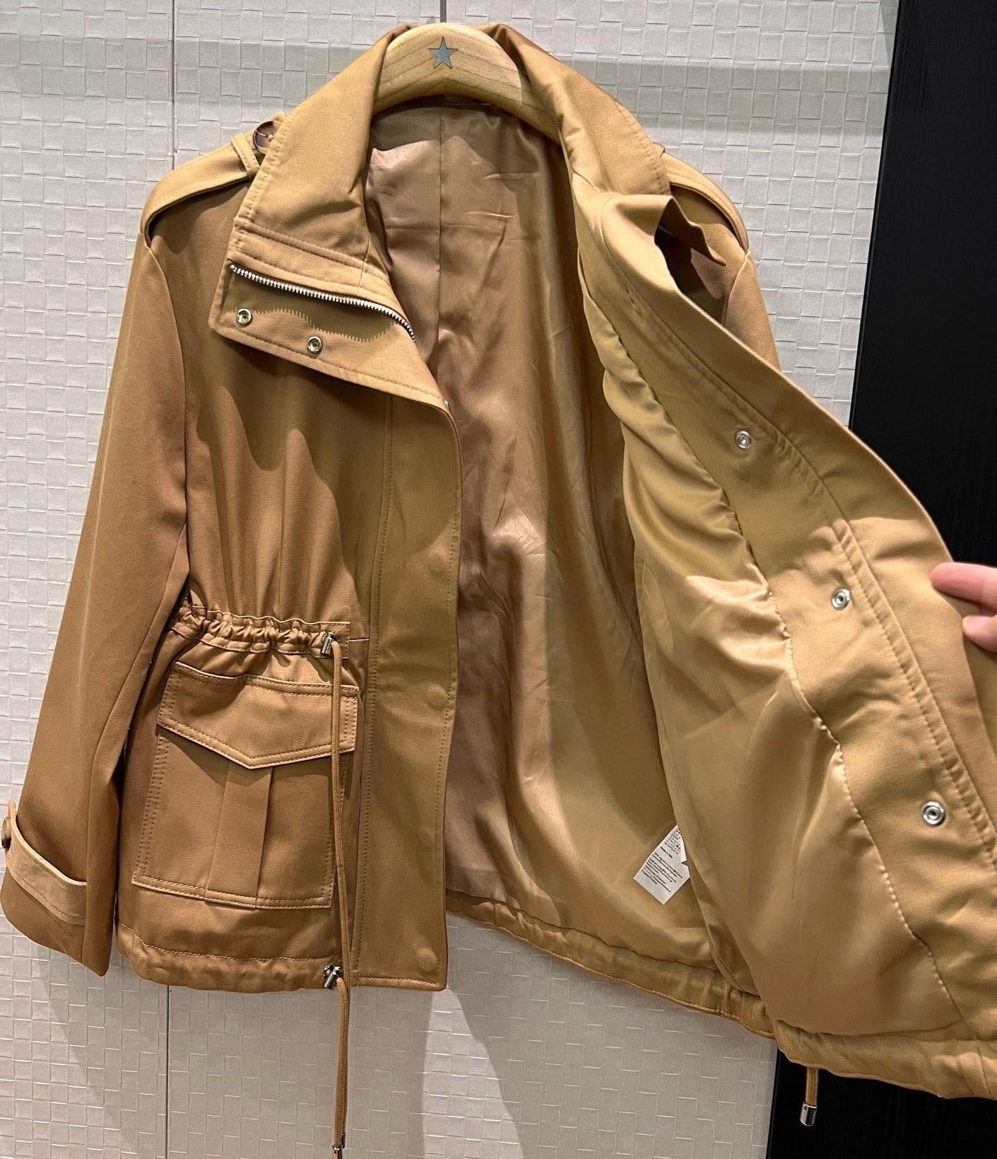 Áo khoác nữ vàng đen nhiều túi Loewe 10
