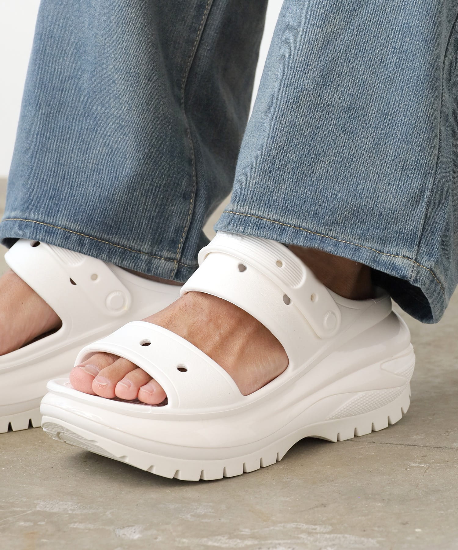 Dép Crocs Mega Crush Sandals White 8