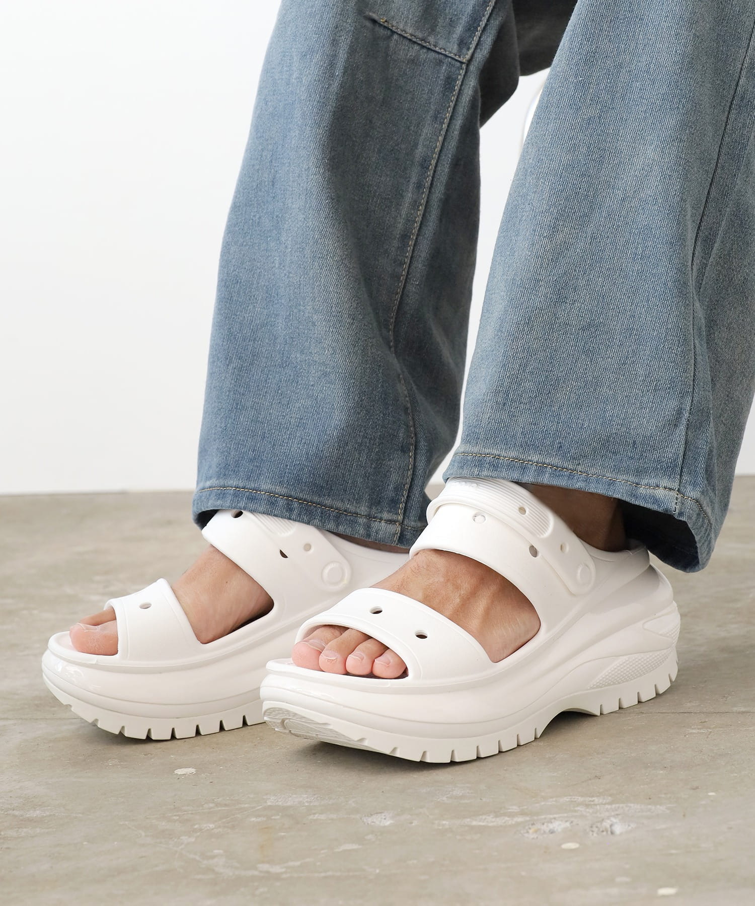 Dép Crocs Mega Crush Sandals White 15