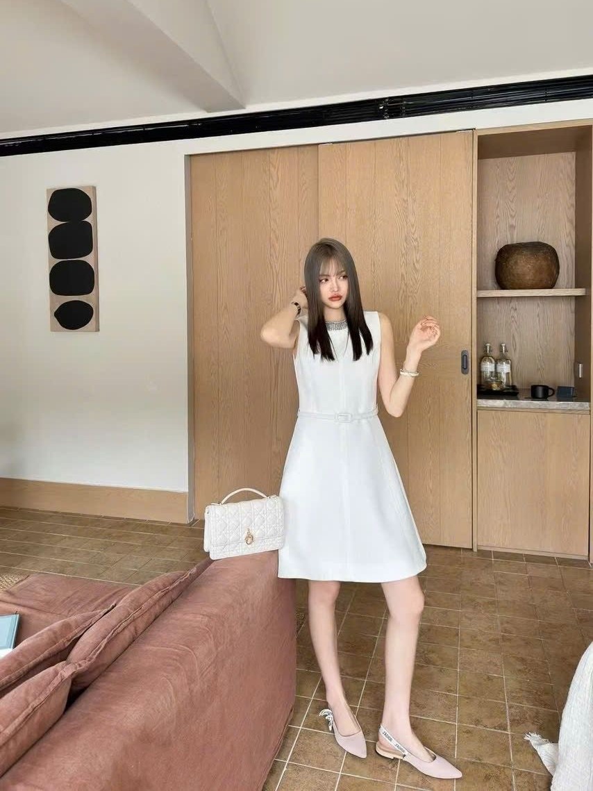 Đầm trắng sát nách Dior dáng xòe 1