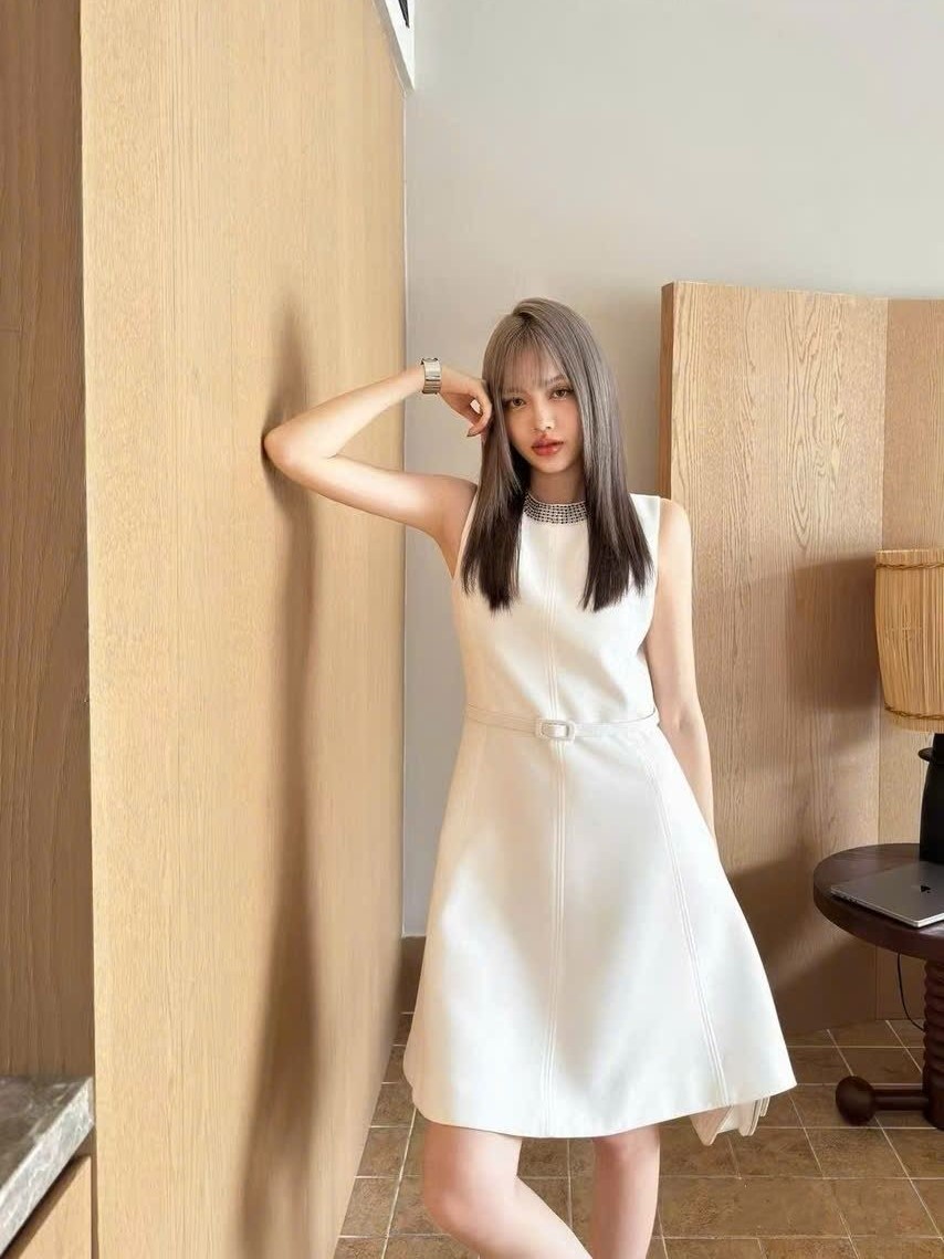 Đầm trắng sát nách Dior dáng xòe 2