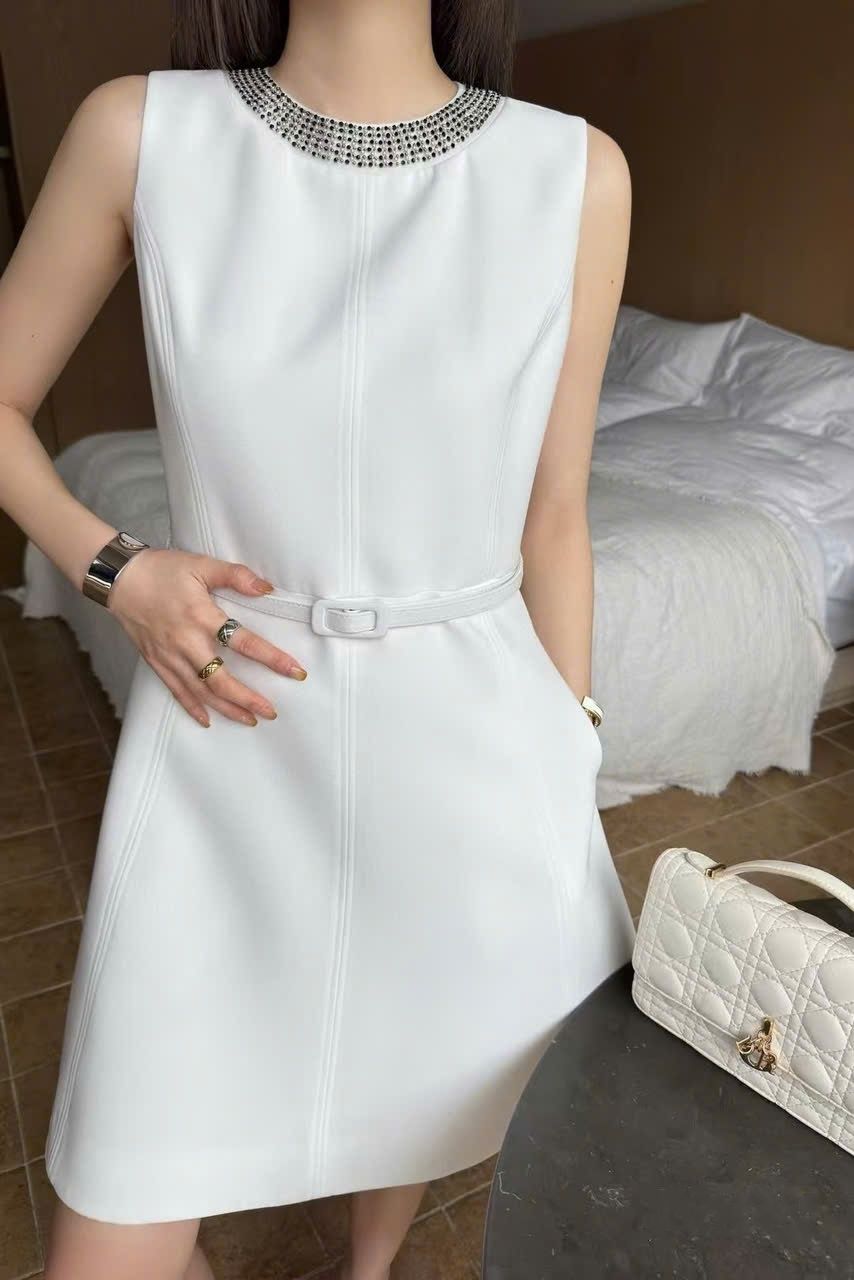 Đầm trắng sát nách Dior dáng xòe 4