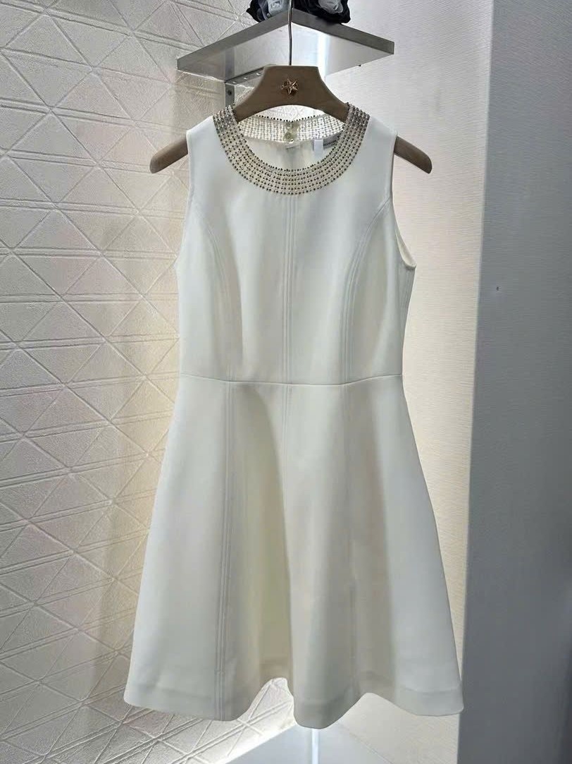 Đầm trắng sát nách Dior dáng xòe 5
