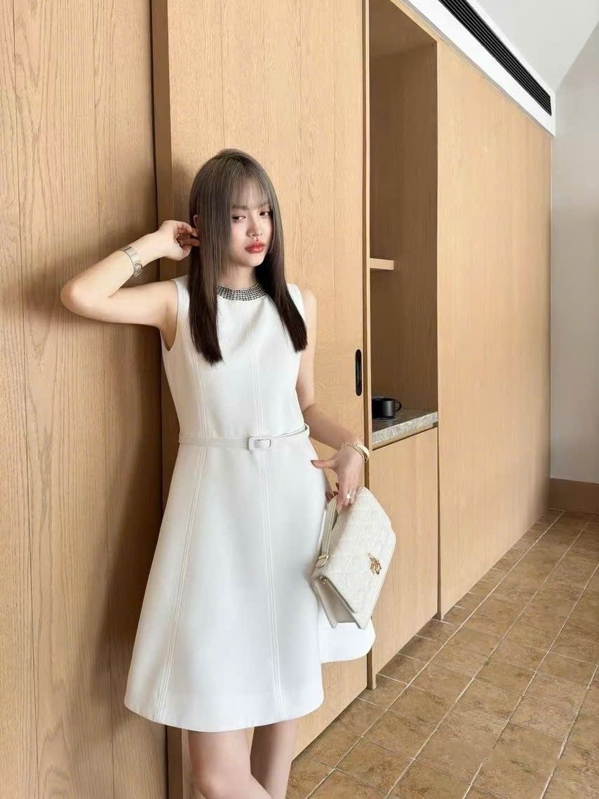 Đầm trắng sát nách Dior dáng xòe 6