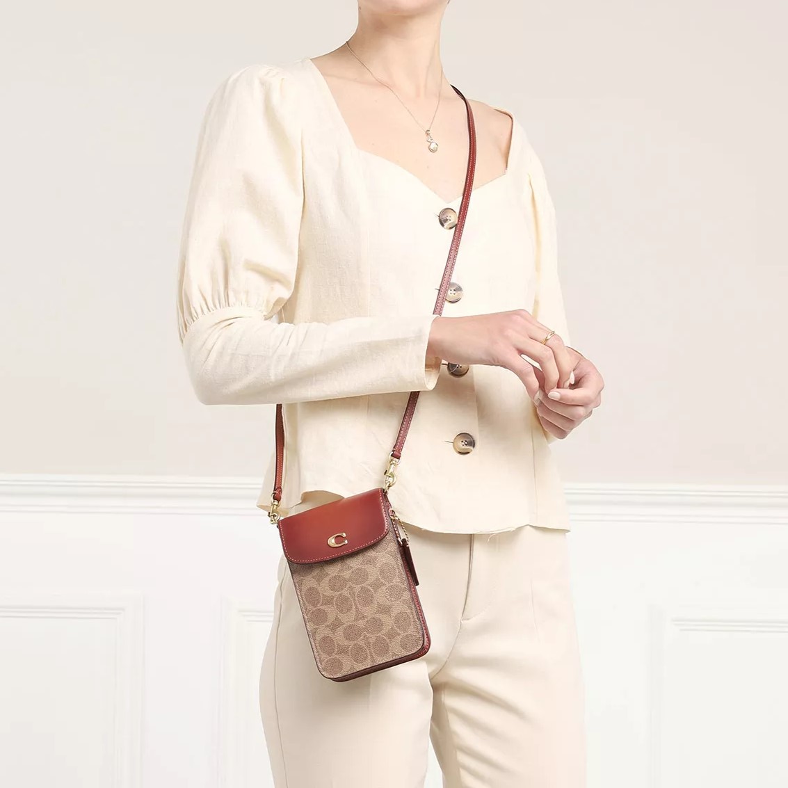 Túi điện thoại Coach Phone Crossbody In Signature Canvas CJ355 4