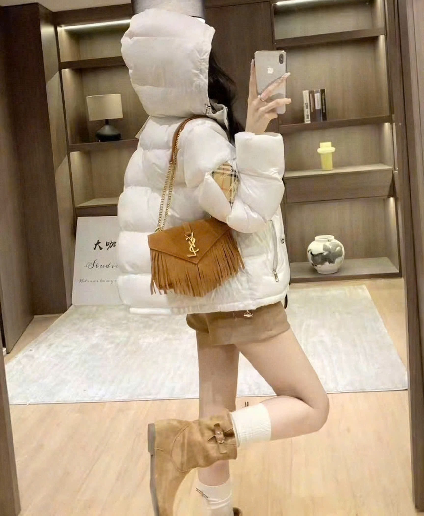 Áo phao nữ Burberry màu trắng có nón 4