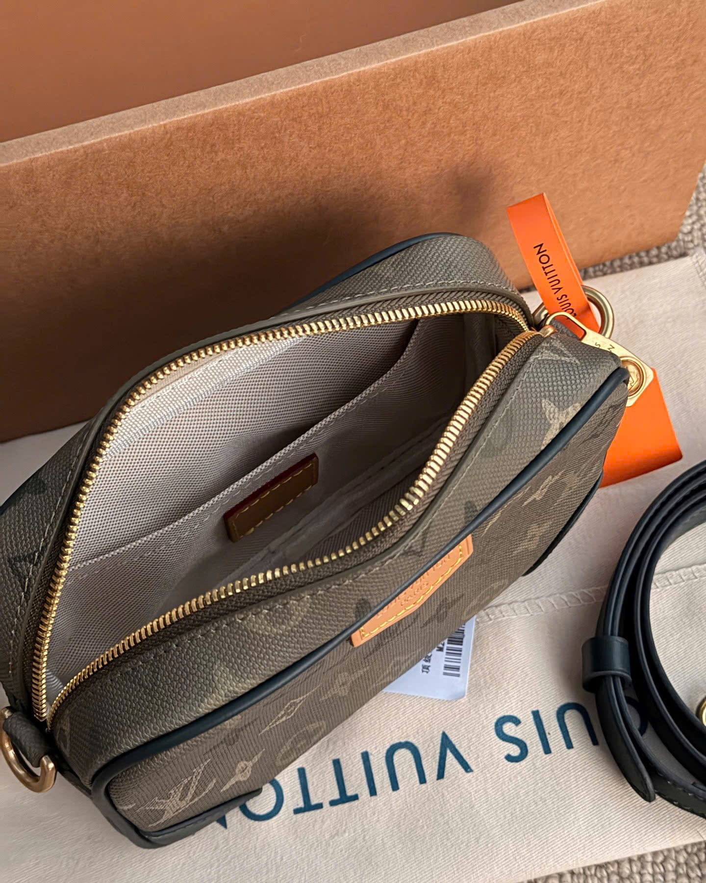 Túi đeo chéo Louis Vuitton Trocadéro Wearable Wallet M26937 4