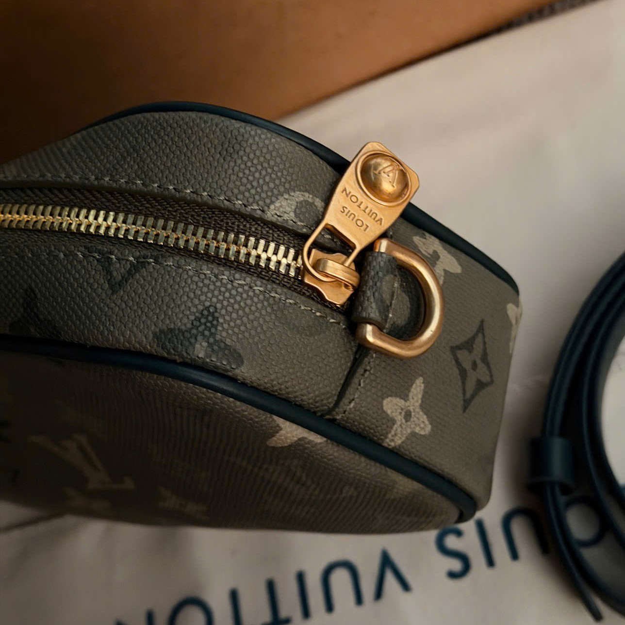 Túi đeo chéo Louis Vuitton Trocadéro Wearable Wallet M26937 6