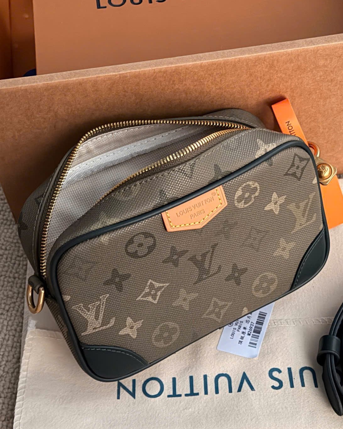 Túi đeo chéo Louis Vuitton Trocadéro Wearable Wallet M26937 8