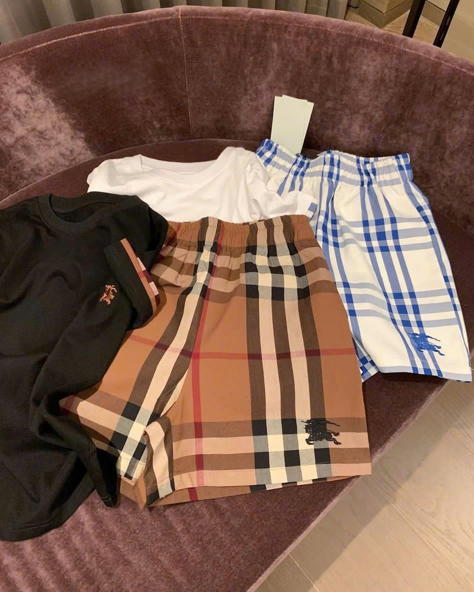 Set áo thun trắng đen quần ngắn sọc Burberry 2