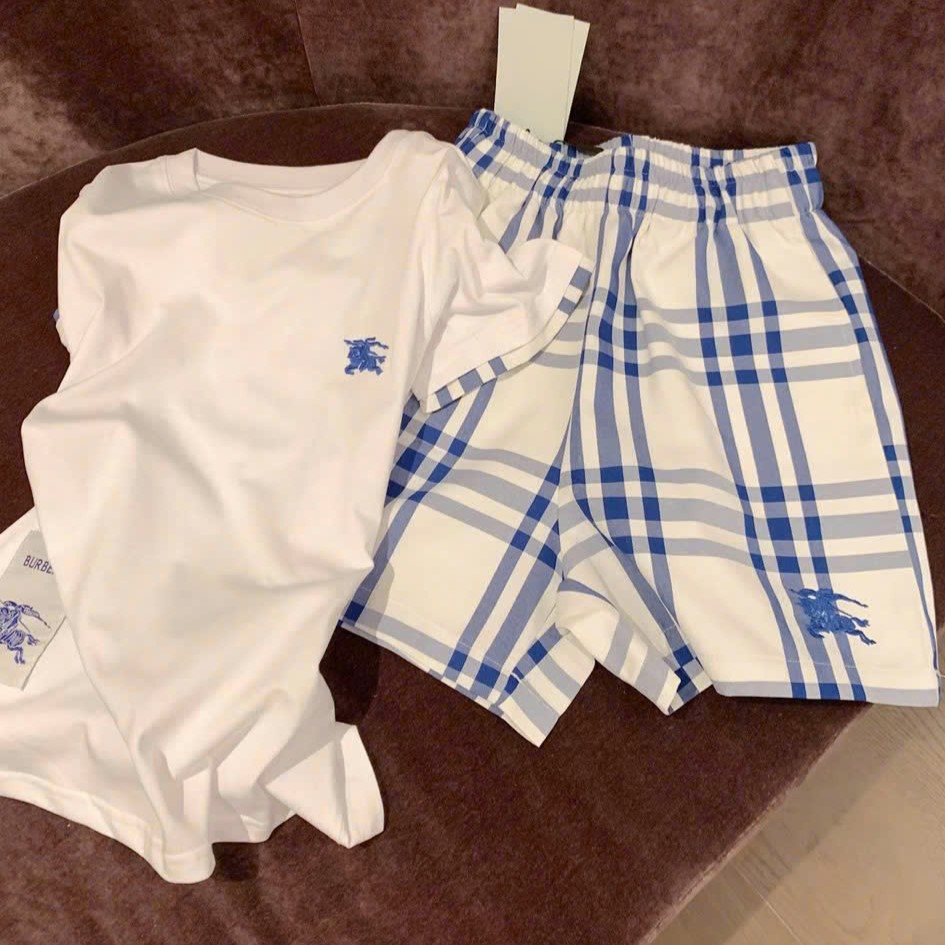 Set áo thun trắng đen quần ngắn sọc Burberry 9