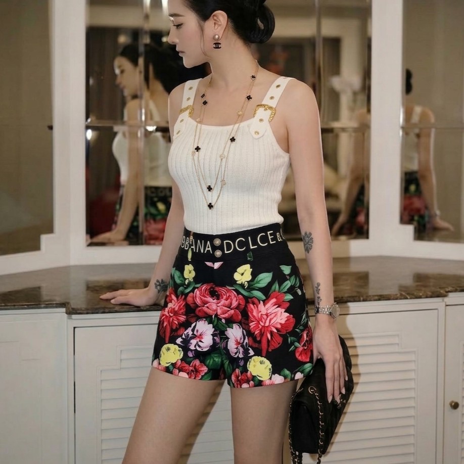 Set áo thun hai dây Versace với quần short hoa D&G 5