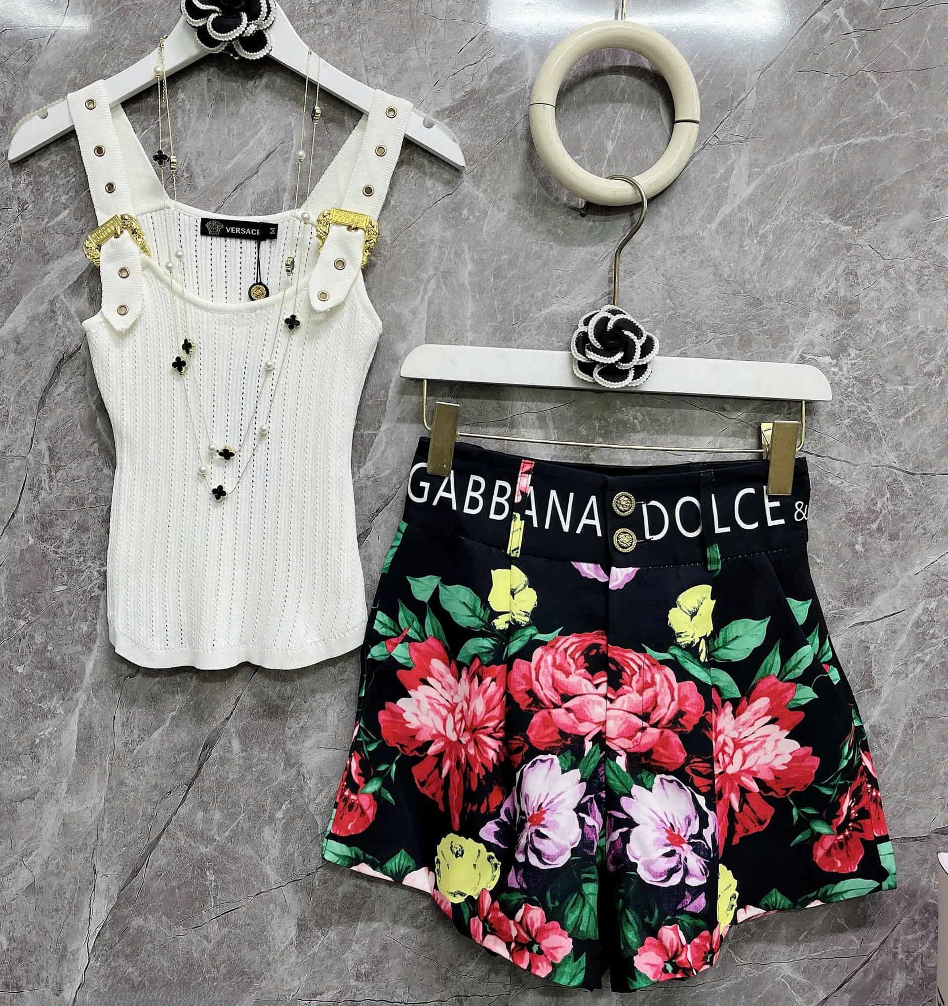 Set áo thun hai dây Versace với quần short hoa D&G 6