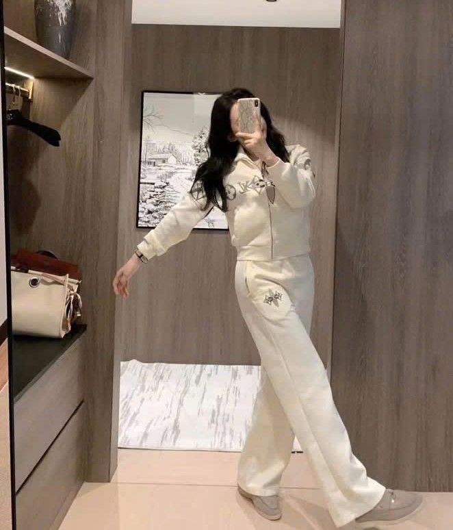 Set áo kem họa tiết đen quần dài suông LV 3