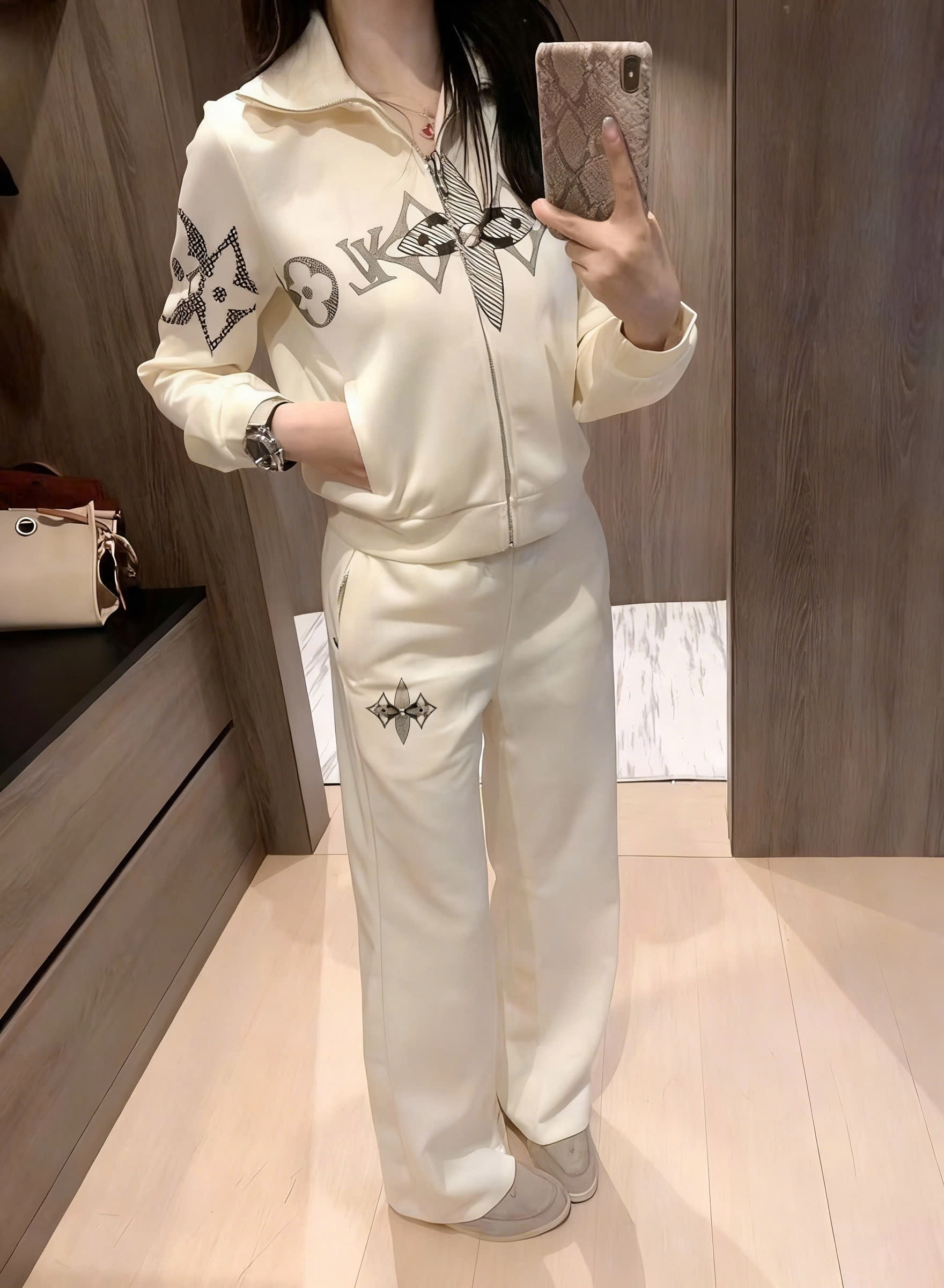 Set áo kem họa tiết đen quần dài suông LV 5