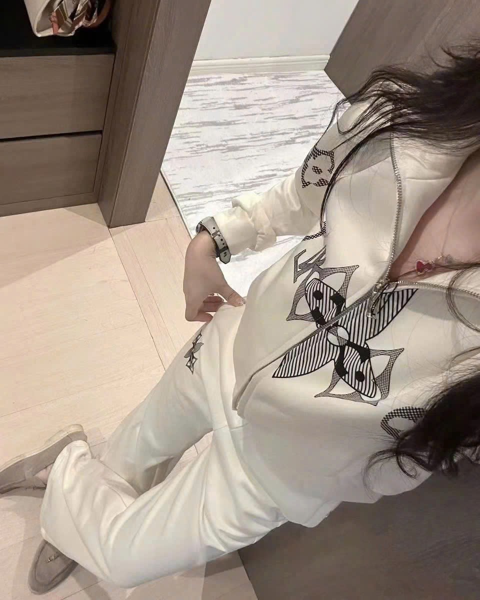 Set áo kem họa tiết đen quần dài suông LV 2