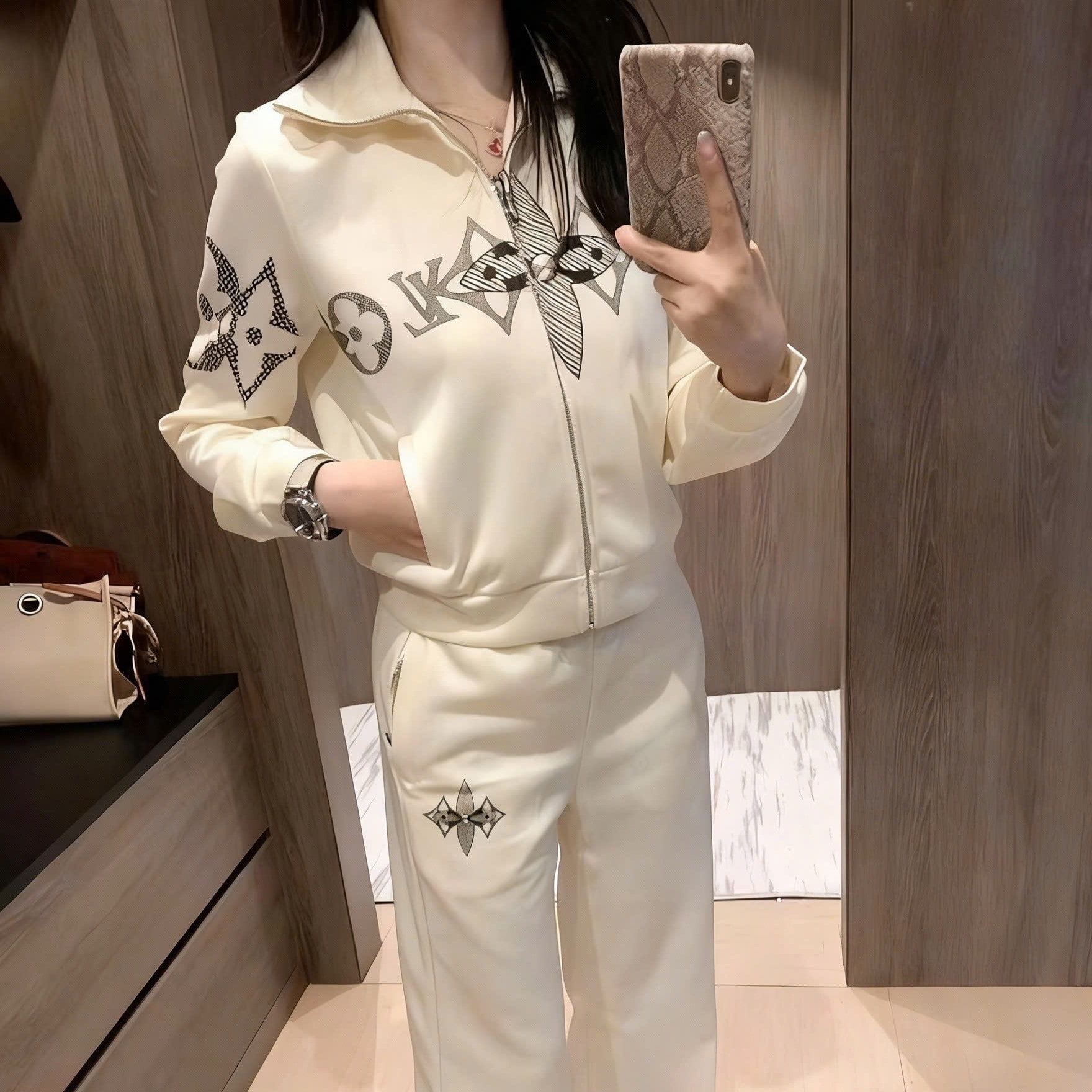 Set áo kem họa tiết đen quần dài suông LV 6