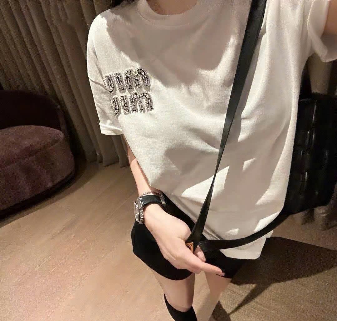 Áo thun trắng đính logo đá Miu Miu 1