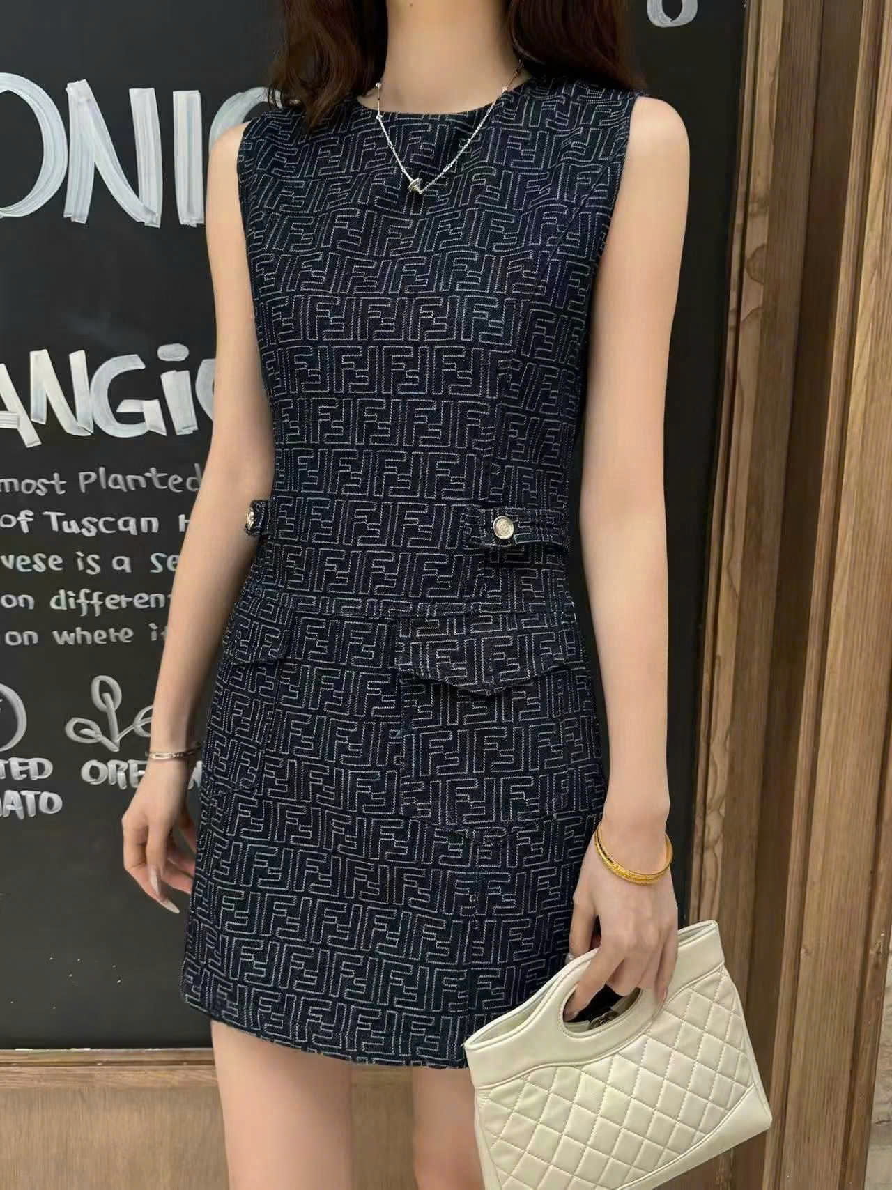 Áo đầm sát nách kèm nắp túi Fendi 4