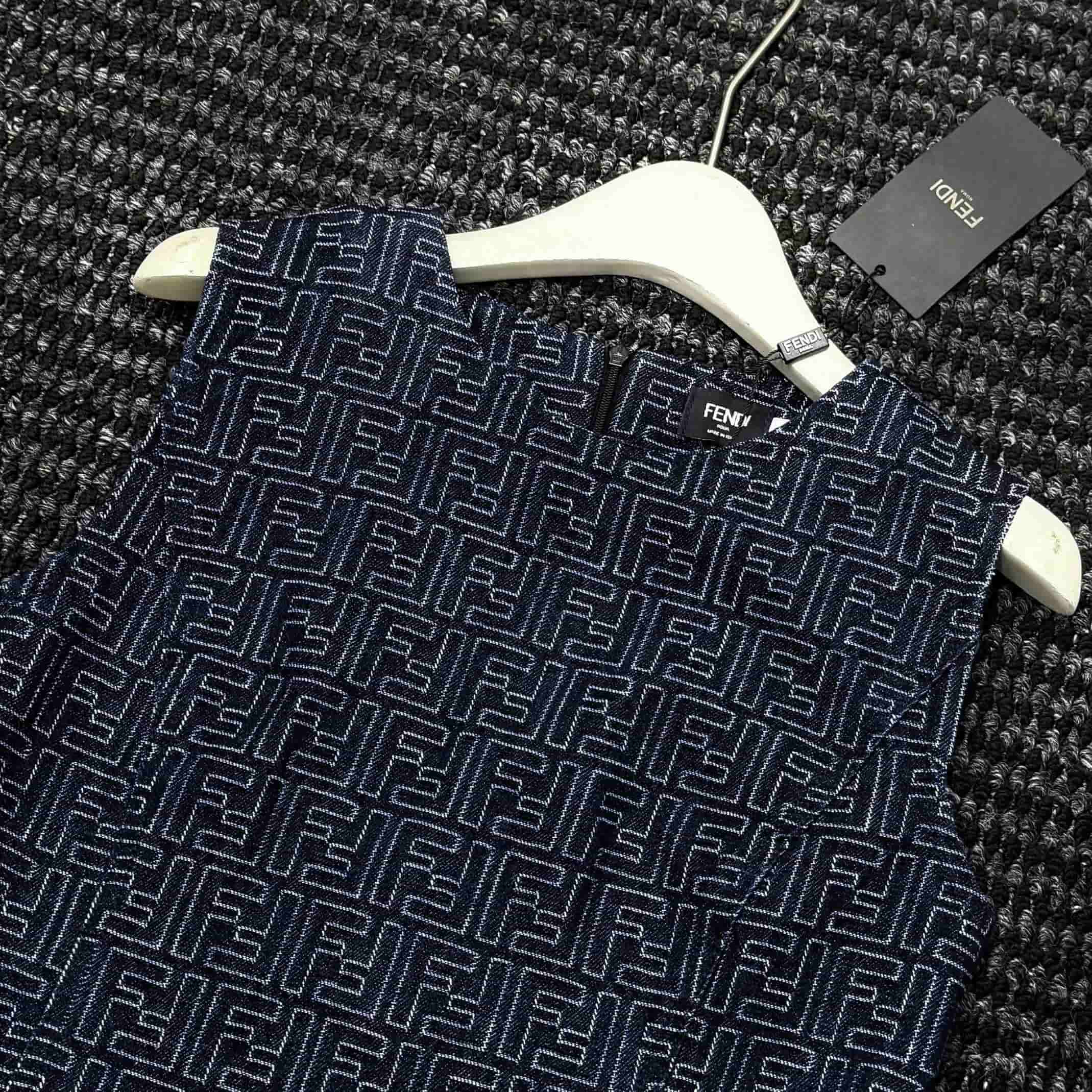 Áo đầm sát nách kèm nắp túi Fendi 6