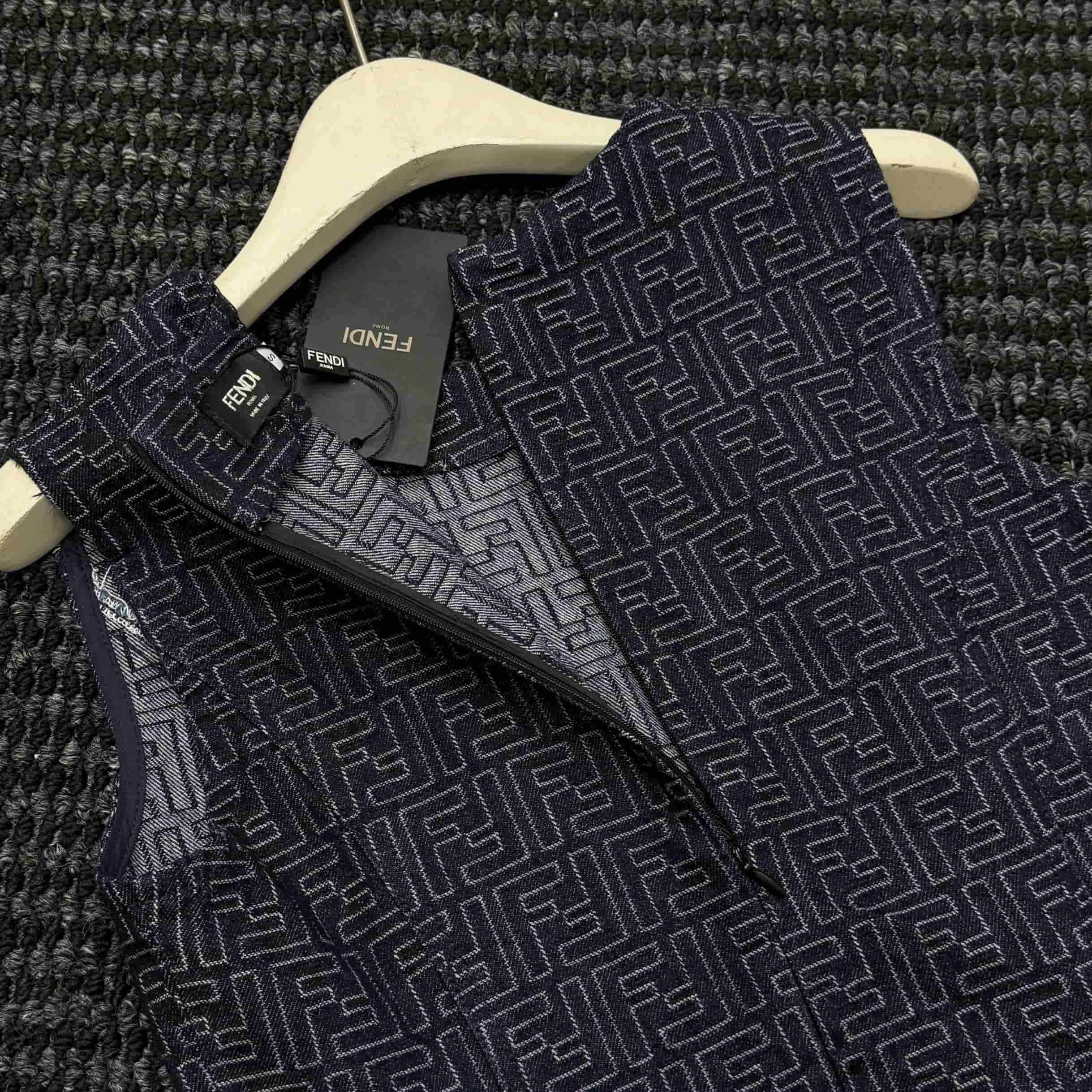 Áo đầm sát nách kèm nắp túi Fendi 7