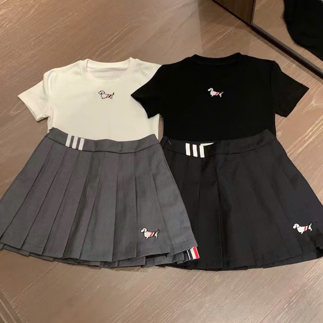 Set áo thun váy xếp ly ngắn Thom browne 2