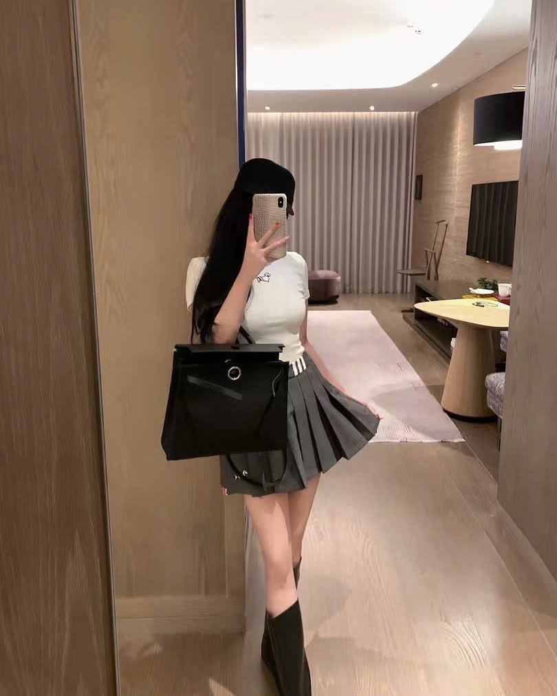 Set áo thun váy xếp ly ngắn Thom browne 3