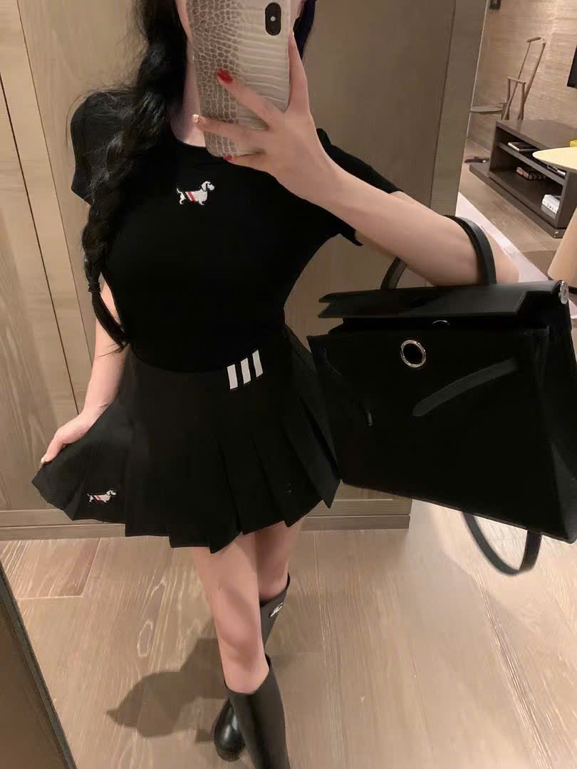 Set áo thun váy xếp ly ngắn Thom browne 6