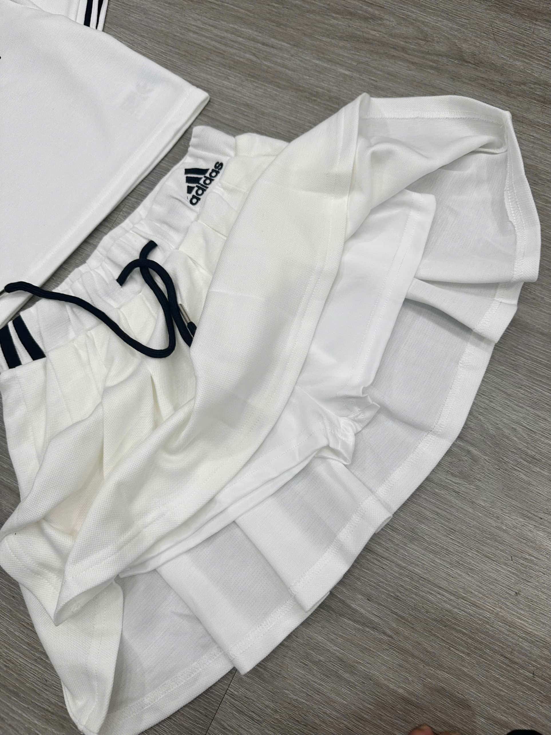 Set áo thun váy xếp ly trắng Adidas 10