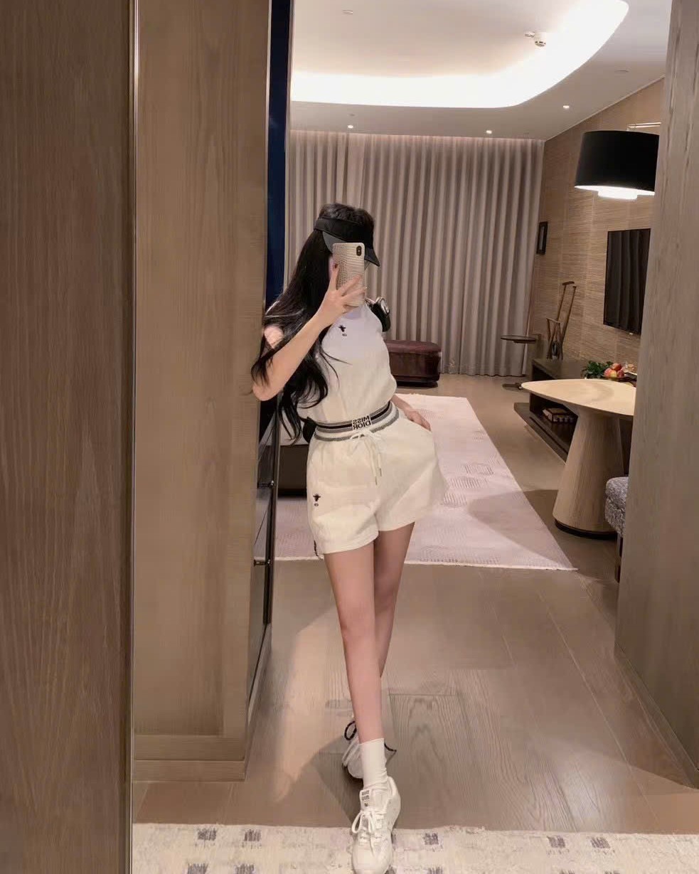 Set áo thun sát nách quần ngắn trắng Dior 2