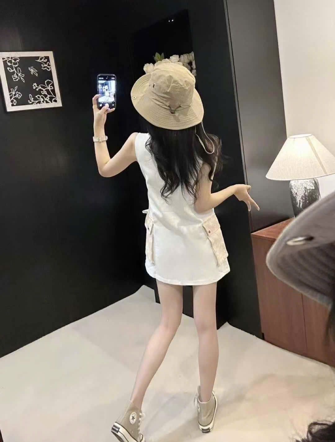 Đầm sát nách trắng kèm túi kem Dior 1