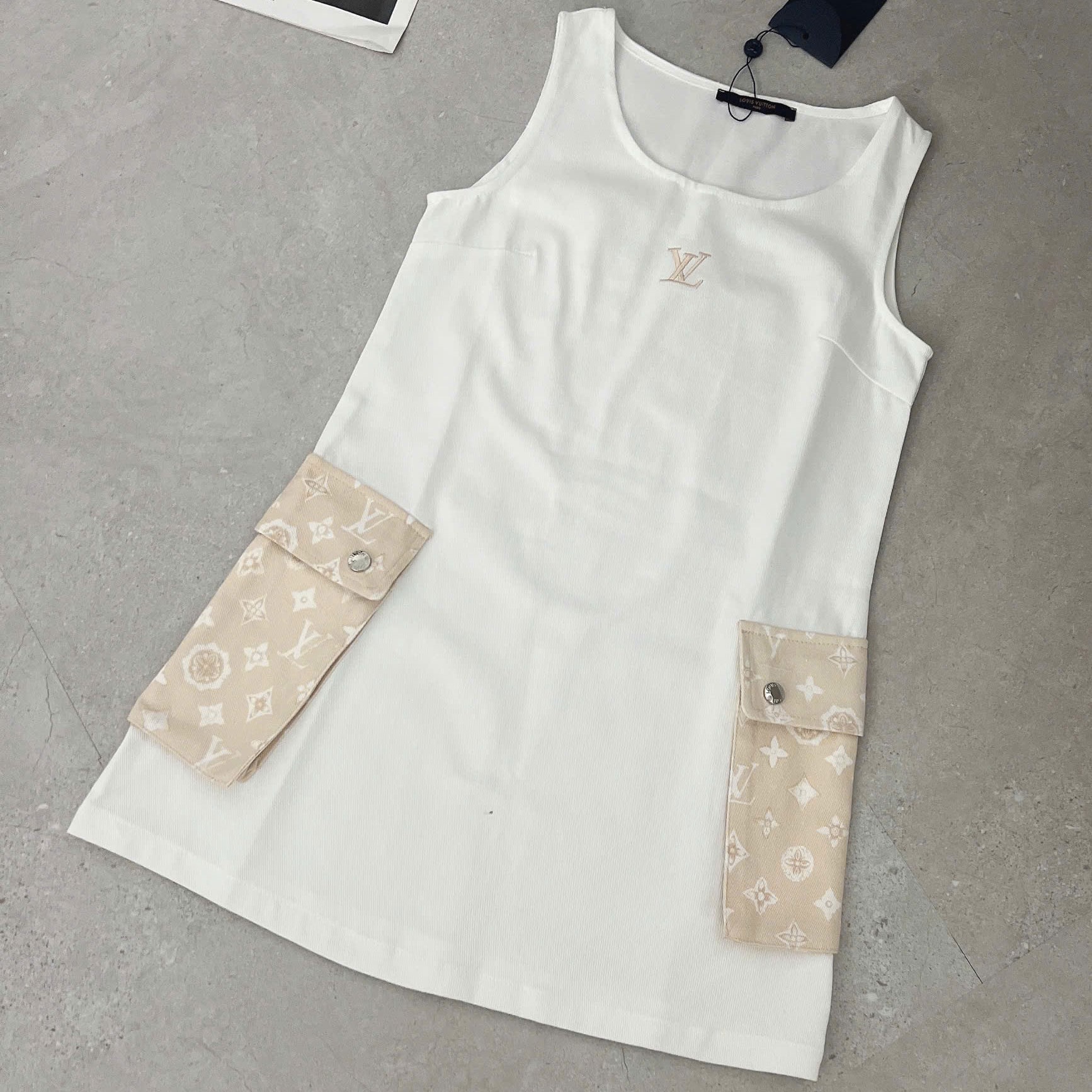 Đầm sát nách trắng kèm túi kem Dior 3