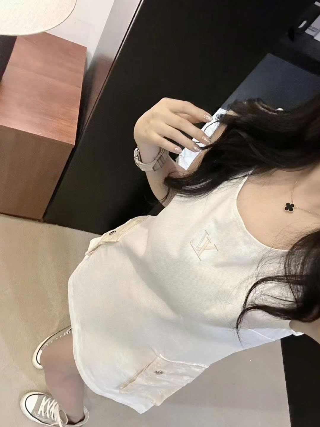 Đầm sát nách trắng kèm túi kem Dior 5