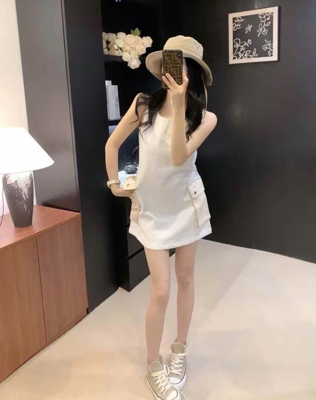 Đầm sát nách trắng kèm túi kem Dior 6