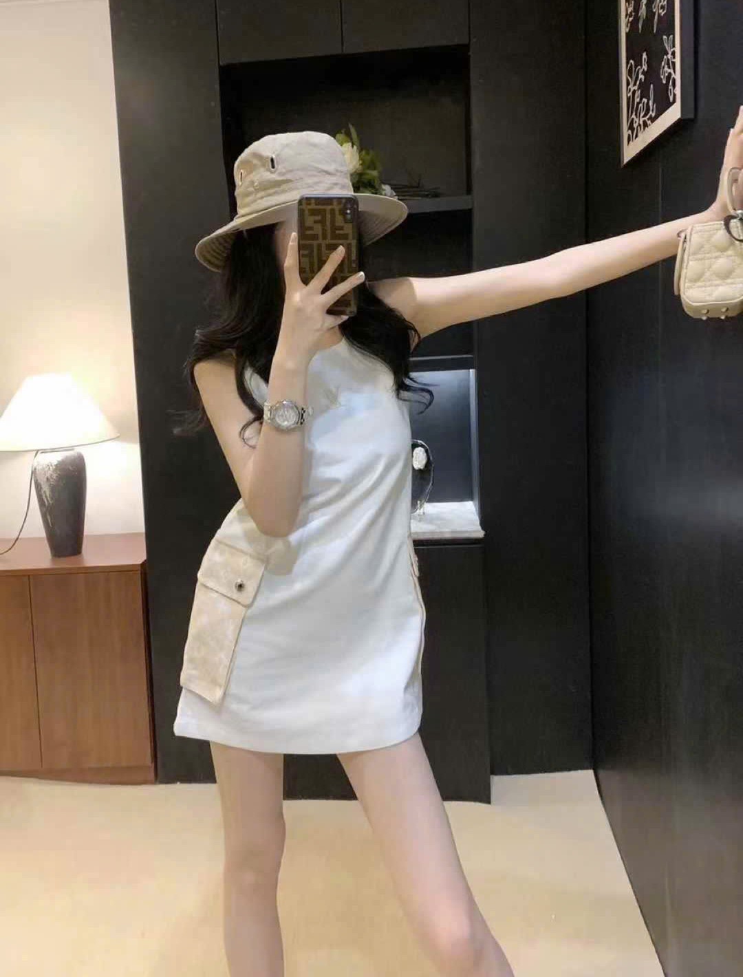 Đầm sát nách trắng kèm túi kem Dior 7