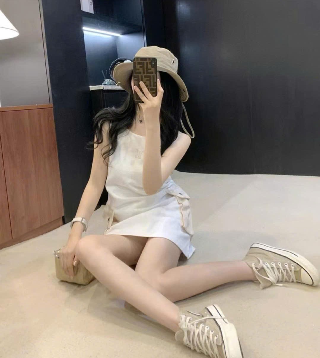 Đầm sát nách trắng kèm túi kem Dior 9