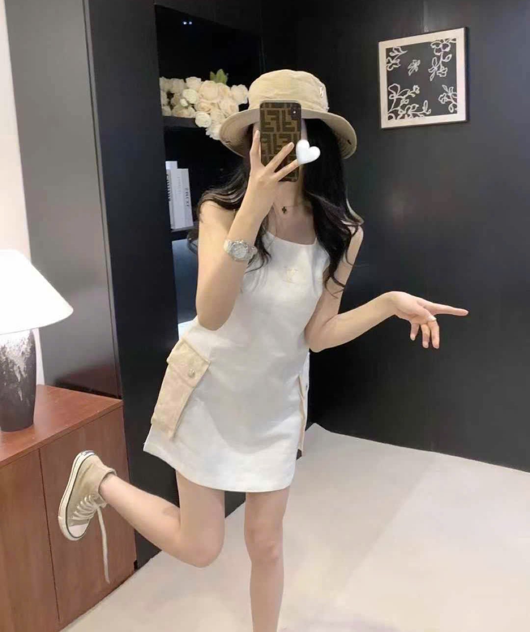 Đầm sát nách trắng kèm túi kem Dior 10