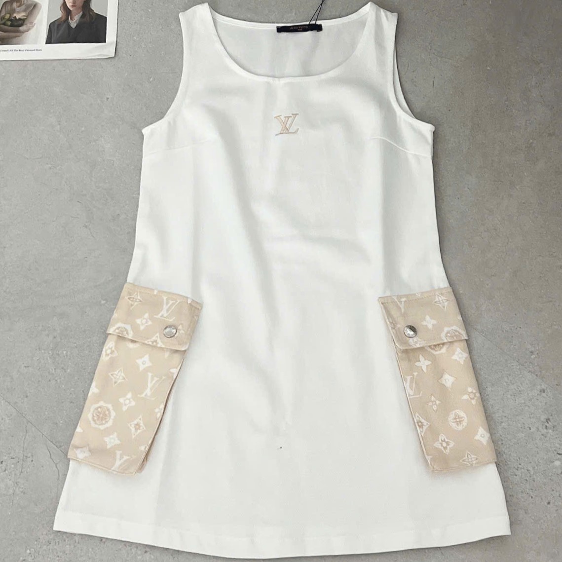 Đầm sát nách trắng kèm túi kem Dior 11