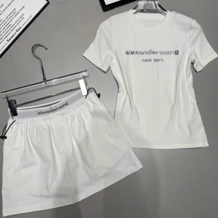 Set váy ngắn lưng thun kèm áo thun Alexander Wang trắng đen 3