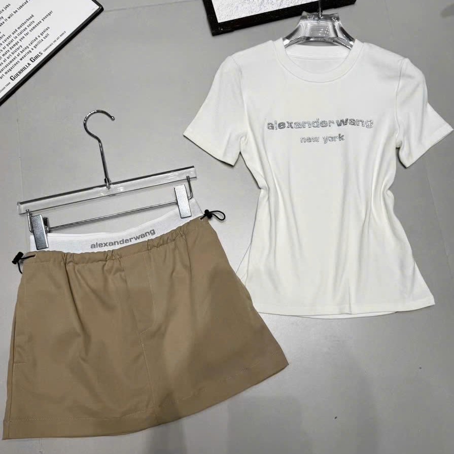 Set váy ngắn lưng thun kèm áo thun Alexander Wang trắng đen 4