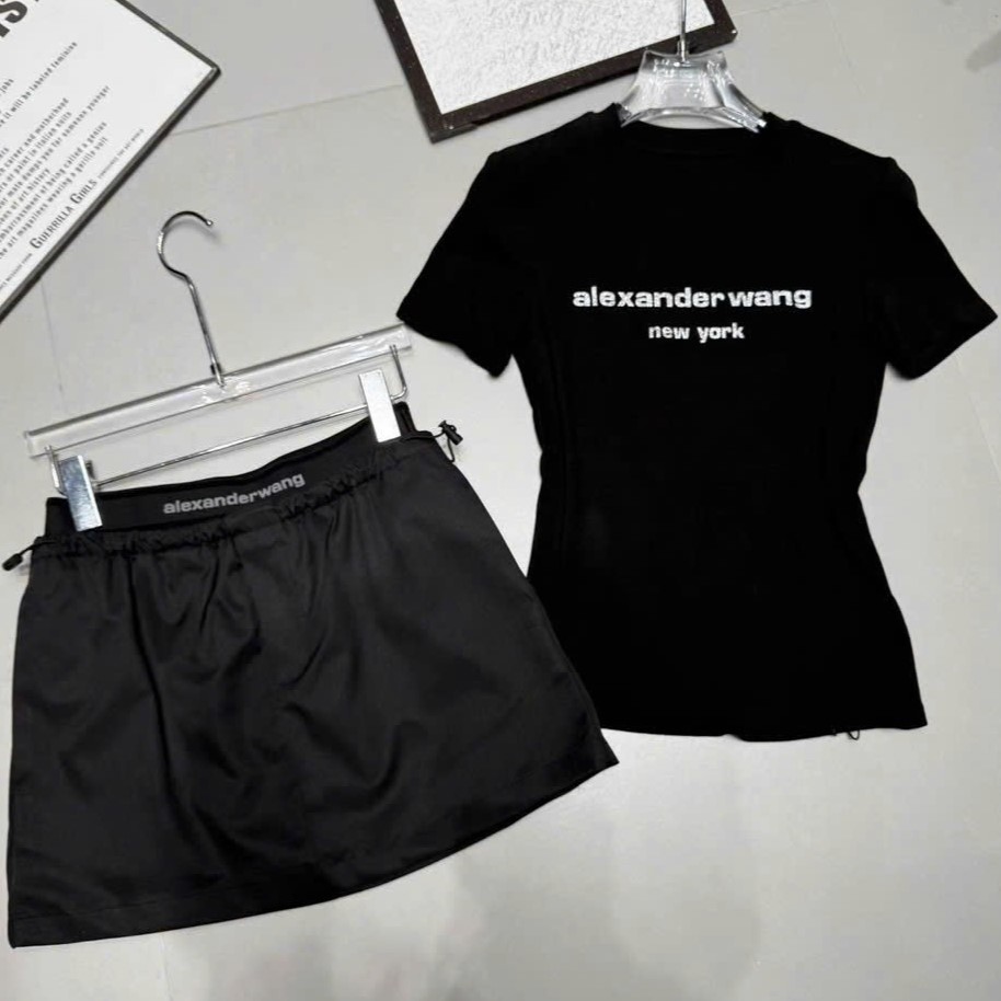 Set váy ngắn lưng thun kèm áo thun Alexander Wang trắng đen 2