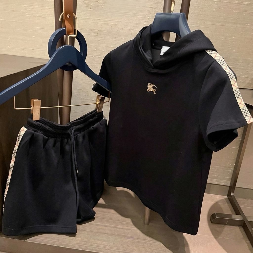 Set bộ áo có nón quần ngắn thun Burberry 1