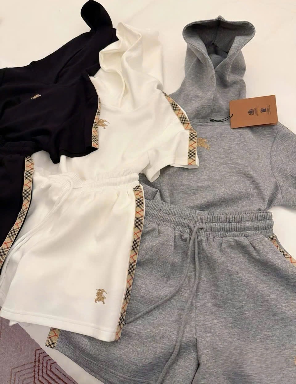 Set bộ áo có nón quần ngắn thun Burberry 8