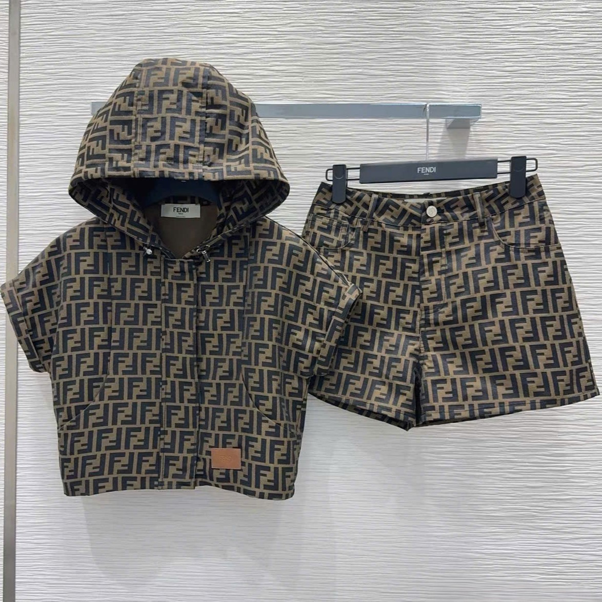 Set bộ thời trang áo có nón quần short họa tiết hãng Fendi 1
